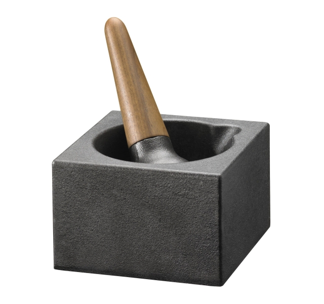 Vijzel, gietijzeren stamper met walnoten handvat.
