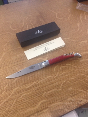 Vleesmes met inklapbaar lemmet en kurkentrekker, rood handvat - Forge de Laguiole