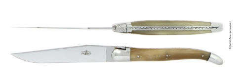 Twee messen, handvat licht hoorn, gepolijst, Tradition - Forge de Laguiole