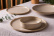 Hygge Bord, plat D22cm, Zand - Bonna Hygge Bord, plat D22cm, Zand - Bonna