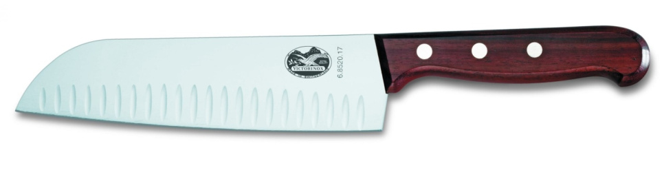 Santoku mes, gekartelde rand, 17cm, houten handvat in geschenkverpakking - Victorinox in de groep Koken / Keukenmessen / Santoku messen bij The Kitchen Lab (1090-11864)