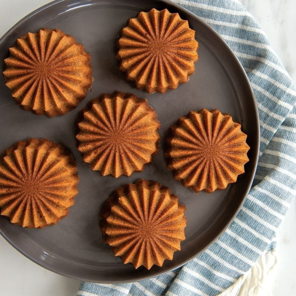 Bakvorm Ruffled Medallion, koper - Nordic Ware