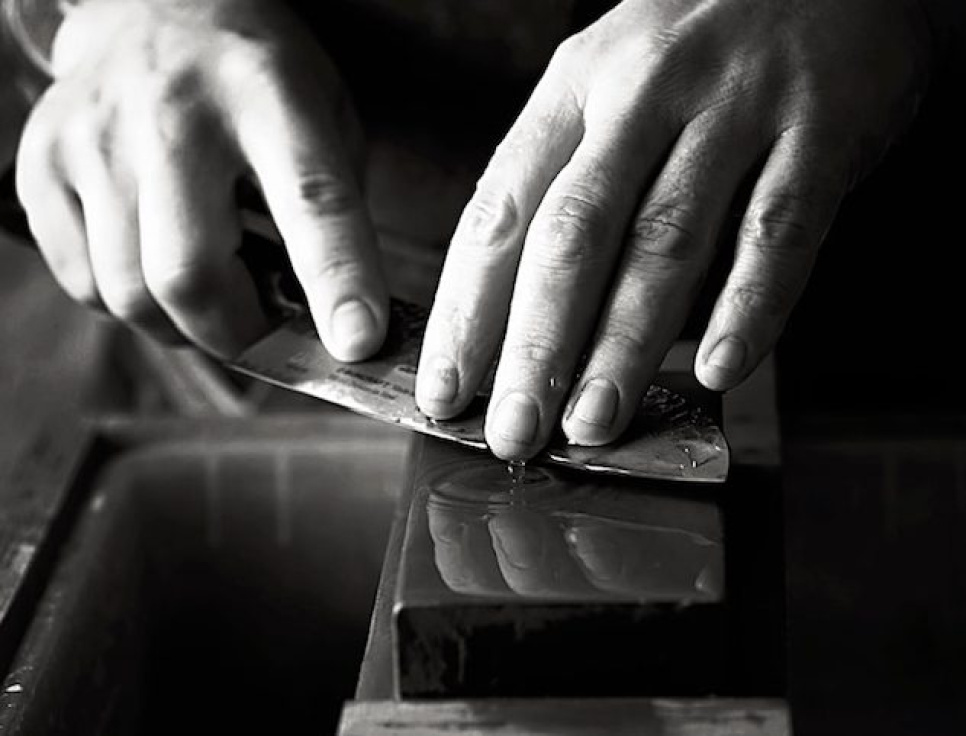 Leer een mes slijpen op natte steen met Niklas Ekelund (Malmöbutiken) in de groep bij The Kitchen Lab (1317-27040)
