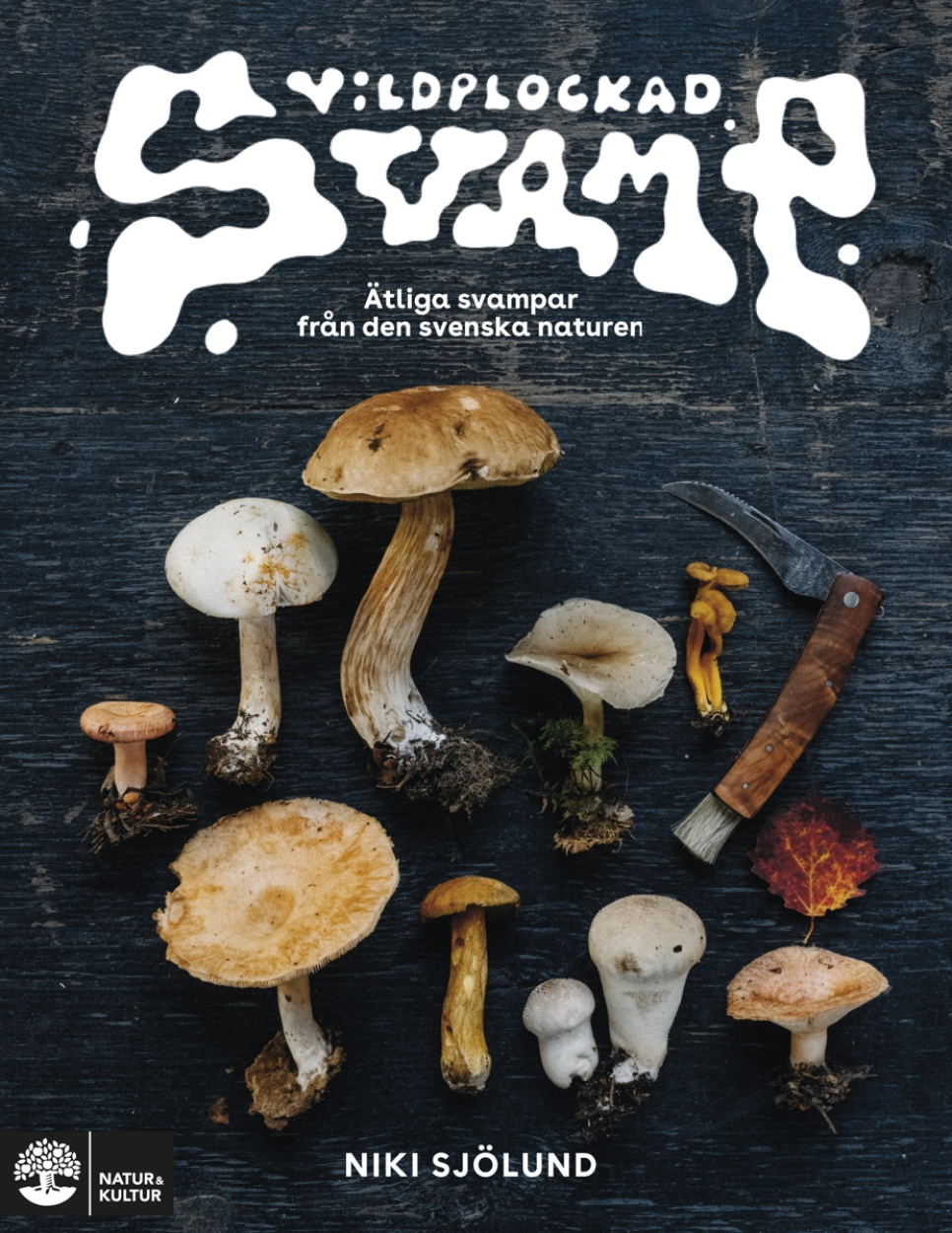 Vildplockad svamp: Ätbara svampar i svenska naturen - Niki Sjölund in de groep Koken / Kookboeken / / bij The Kitchen Lab (1355-27955)