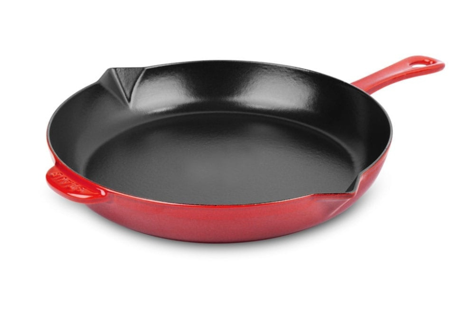 Gietijzeren koekenpan, 26 cm, rood met ijzeren handvat - Staub in de groep Koken / Koekenpan / Koekenpan bij The Kitchen Lab (1418-12948)