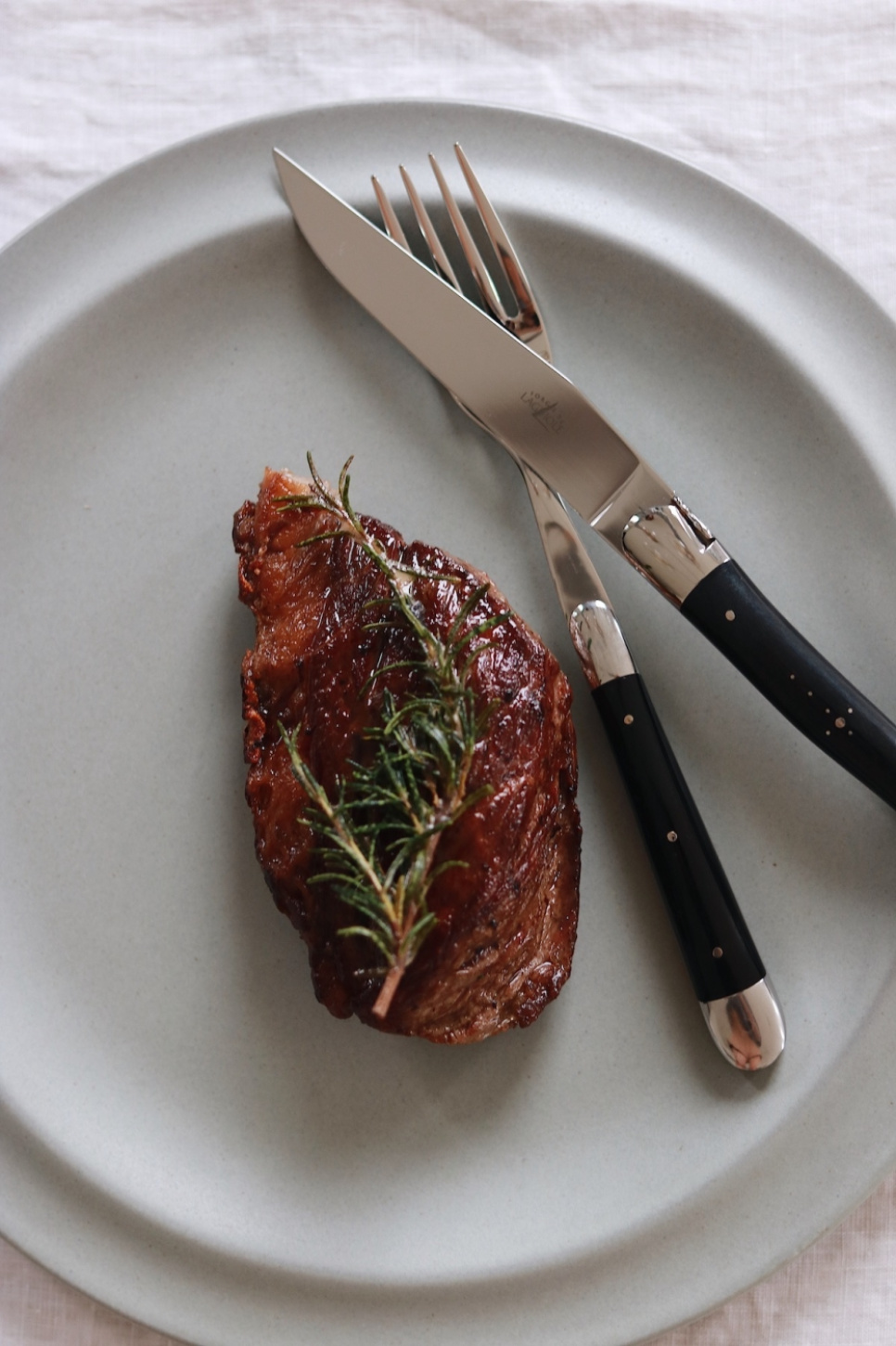 Zes messen, Donker Hoorn handvat, gepolijst, Tradition - Forge de Laguiole Zes messen, Donker Hoorn handvat, gepolijst, Tradition - Forge de Laguiole