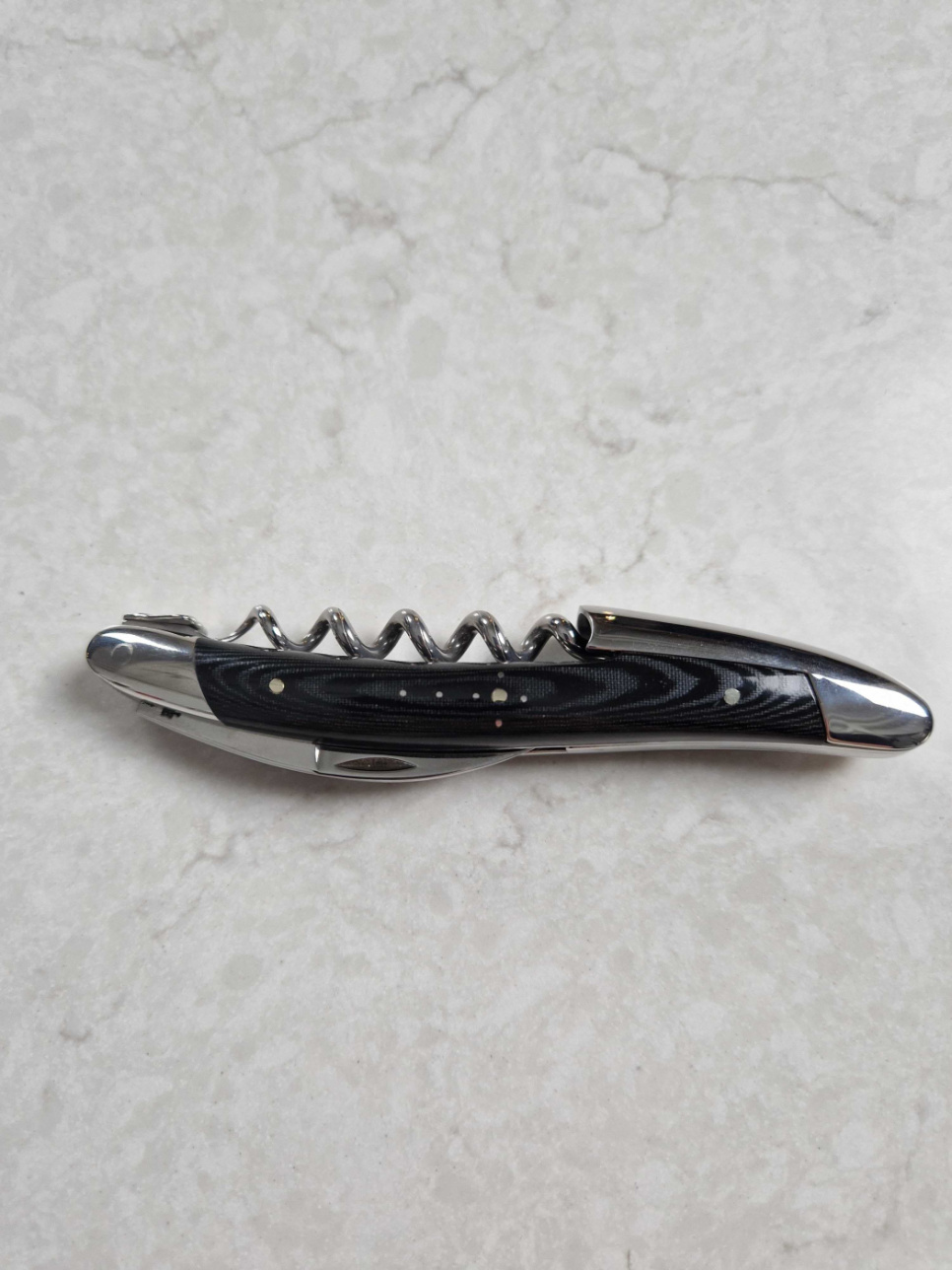 Sommelier, handgemaakt kelnermes met zwart micarta handvat - Forge de Laguiole in de groep Koken / Keukengerei / Kurkentrekkers, doppen & blikopeners bij The Kitchen Lab (1446-17103)