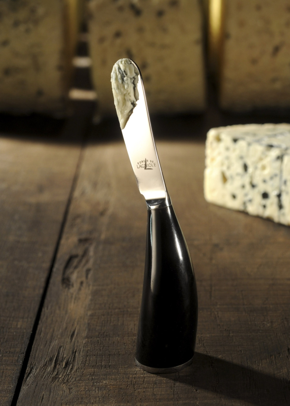 Botermes met handvat in donker hoorn, Lou Bure - Forge de Laguiole Botermes met handvat in donker hoorn, Lou Bure - Forge de Laguiole