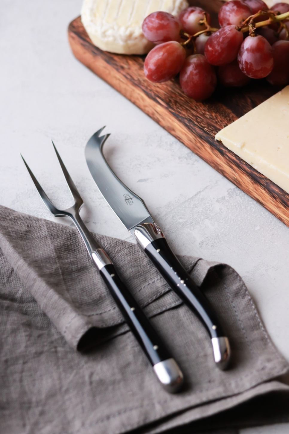 Kaasset, handvat van donker hoorn, gepolijst, Tradition - Forge de Laguiole