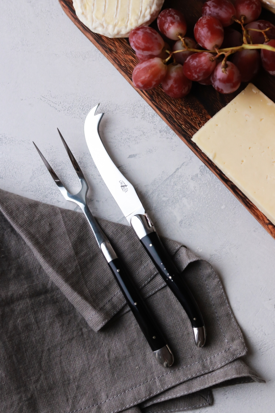 Kaasset, handvat van donker hoorn, gepolijst, Tradition - Forge de Laguiole