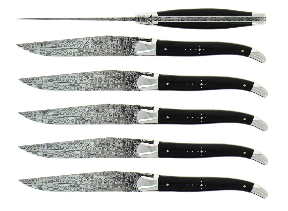 Zes messen, Donker hoornen handvatten, gedamasfalteerd, Collectie - Forge de Laguiole in de groep Tafelschikking / Bestek / Messen bij The Kitchen Lab (1446-32914)