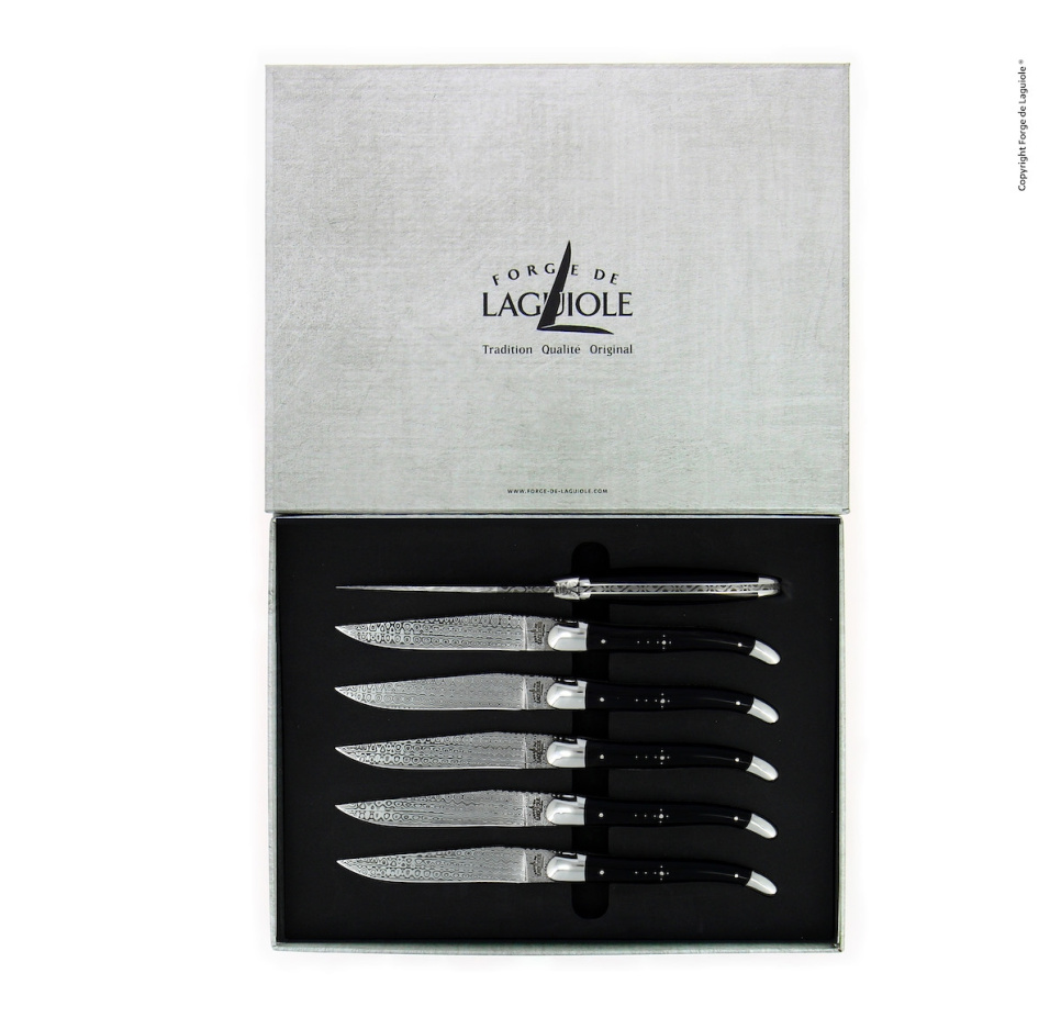 Zes messen, Donker hoornen handvatten, gedamasfalteerd, Collectie - Forge de Laguiole