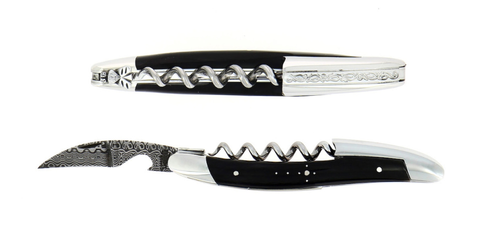 Donker hoornen sommeliermes, gedamasceerd met decoratie, Collectie - Forge de Laguiole in de groep Bar & Wijn / Wijn accessoires / Kelnersmessen & Flesopeners bij The Kitchen Lab (1446-32968)