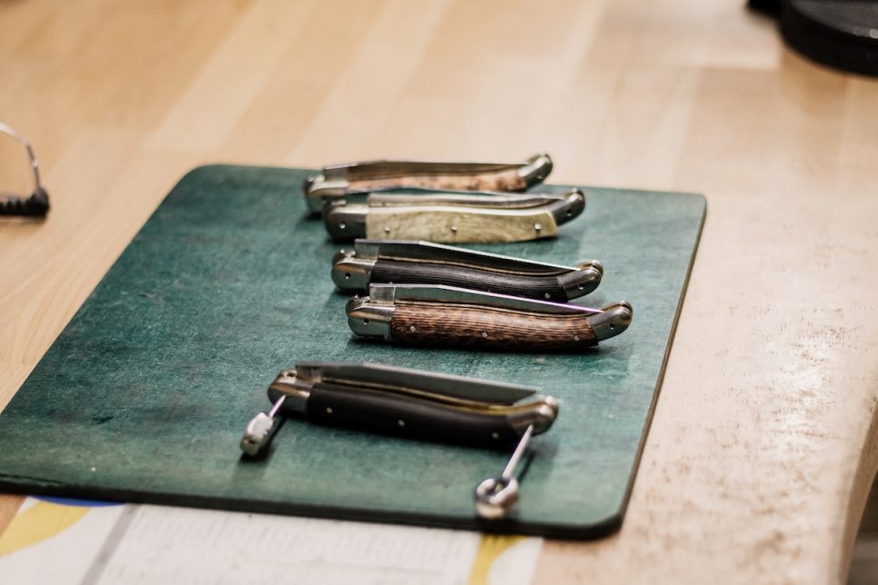 Houten Sommeliermes van Eikenhouten vaten, gedamasfalteerd met decoratie, Collectie - Forge de Laguiole