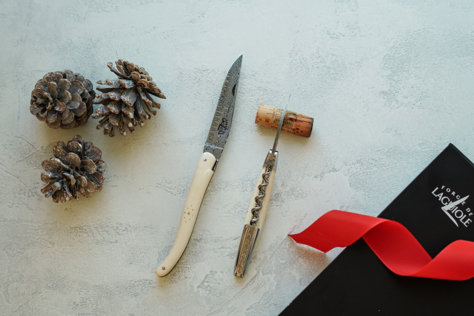 Vouwmes en sommeliermes van mammoethoorn, gedamasfalteerd - Forge de Laguiole