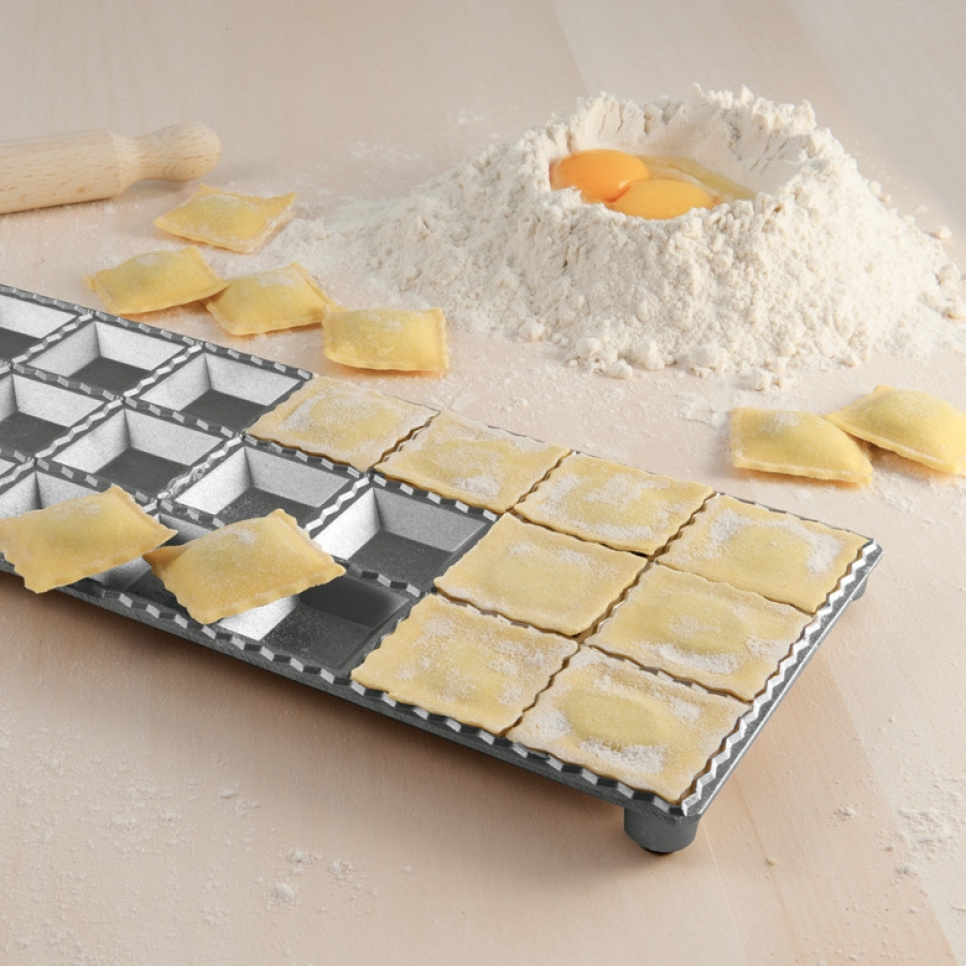 Ravioli vorm met deegroller, 24 vierkante stukken - Eppicotispai Ravioli vorm met deegroller, 24 vierkante stukken - Eppicotispai