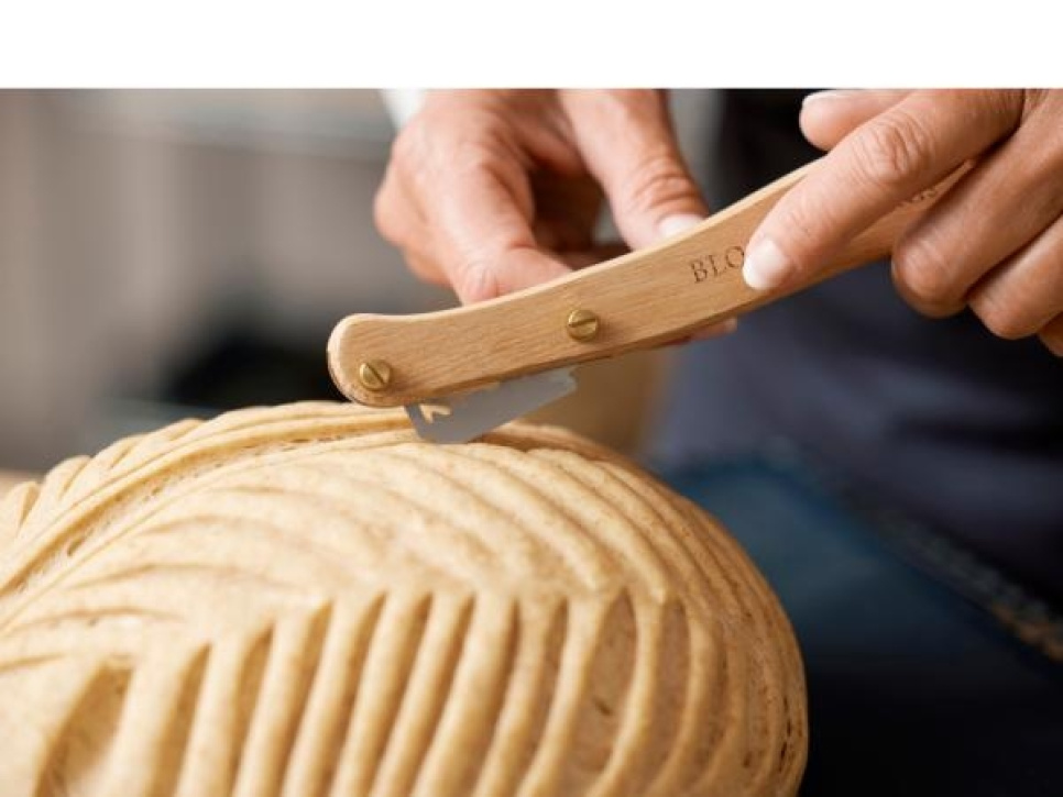 Deegsnijder met houten handvat - Blomsterberg Deegsnijder met houten handvat - Blomsterberg