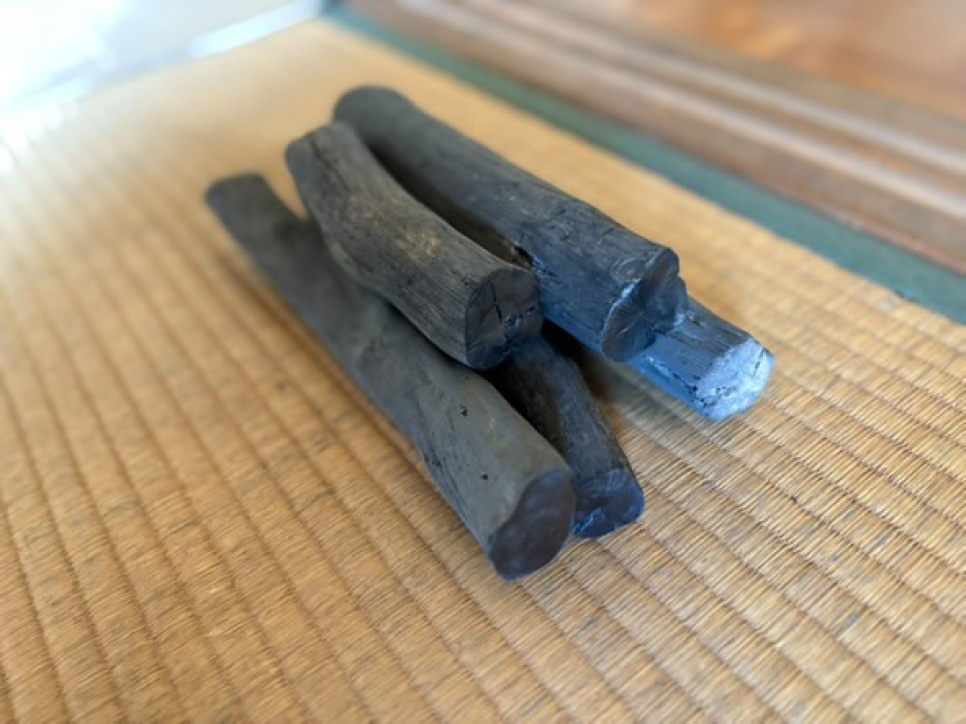 Houtskool, Kishu-Binchotan van Ubamegashi eik, ongeveer 1kg - Kisyu Sumikobo in de groep Barbecues, Fornuizen & Ovens / Barbecueën / Tafelbarbecues bij The Kitchen Lab (2241-31739)