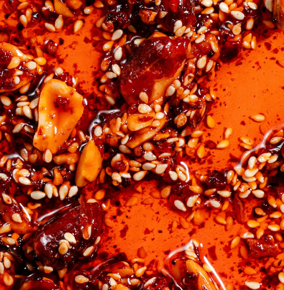 Extra Hete Pinda Rãyu, Krokante chili-olie met pinda\'s & sesam, 240 g - White Mausu